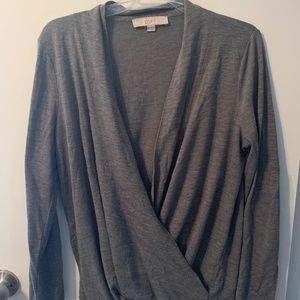 gray long sleeve shirt